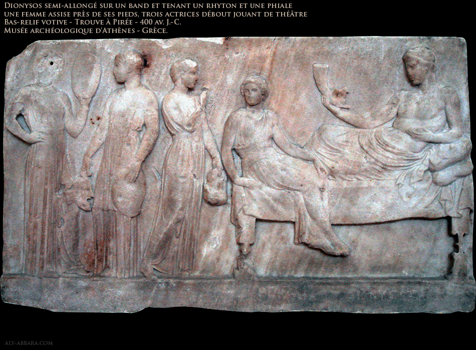 Athénes  - Grèce - Musée archéologique national - Bas-relief votif en marbre trouvé à Pirée et datant de 400 av. J.-C. - Dionysos, le dieu du Théâtre avec qutre femmes actrices