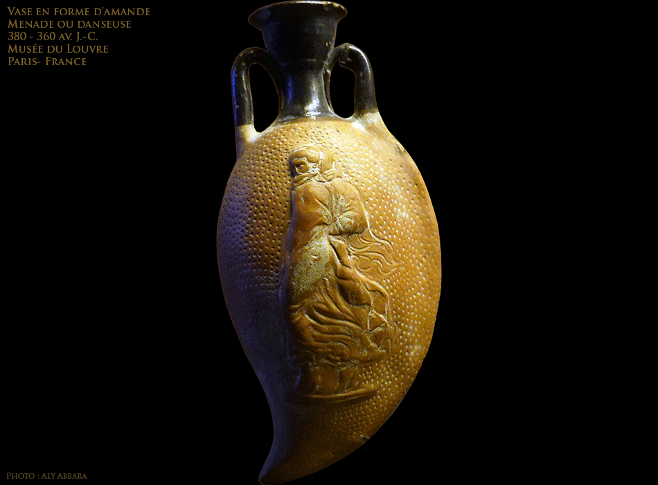 Paris - France - Musée du Louvre - Petit vase (amphoriskos) en forme d'amande datant de 380 - 360 av. J.-C.