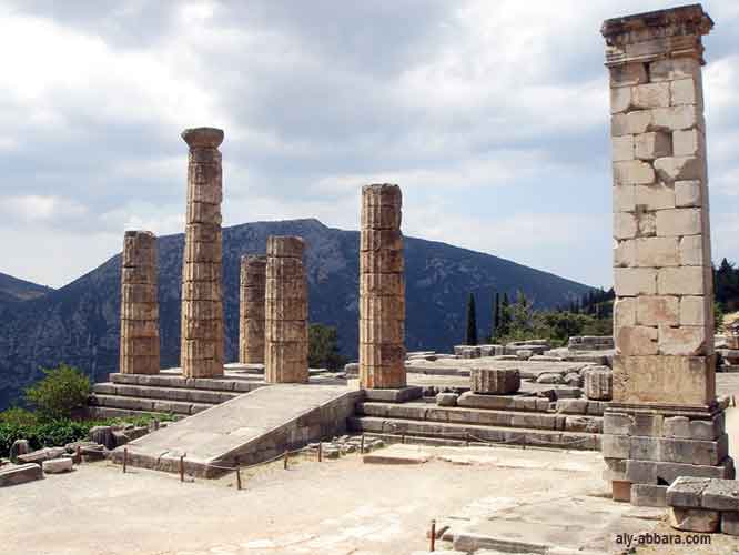 Delphes : l'entrée du temple d'Apollon
