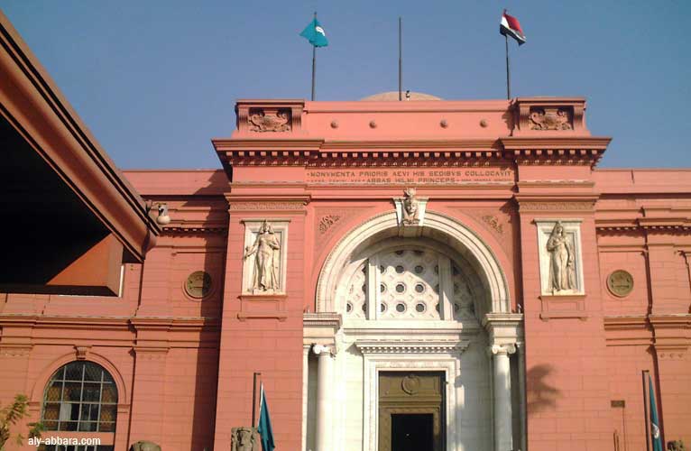 Le Caire : l'entrée du musée des antiquités égyptiennes