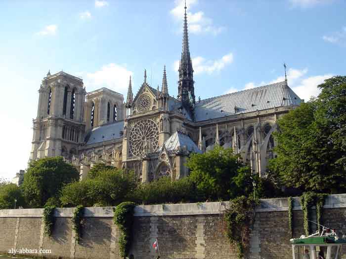 Paris : la Cathédrale de Notre-Dame de Paris vue de la Seine