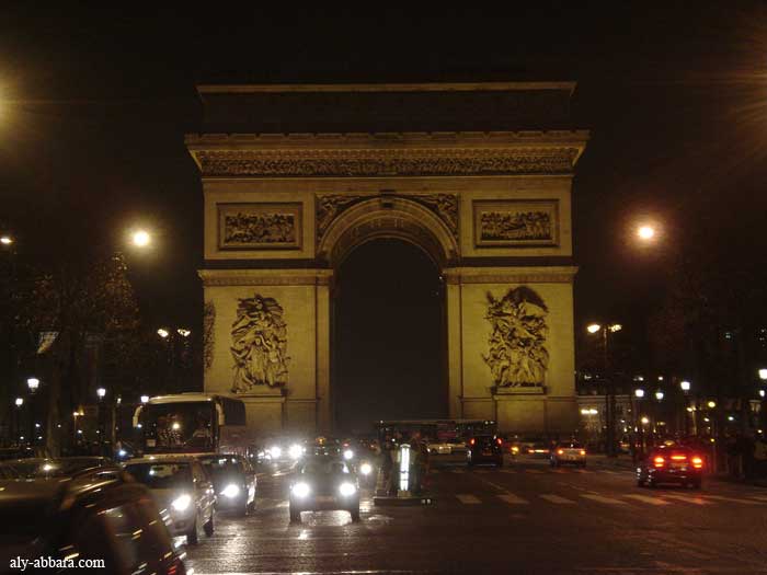 Avenue des Champs-Elysées et l'Arc de Triomphe
