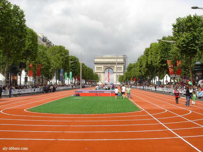 Paris : avenue des Champs-Elysées un terrain de sport