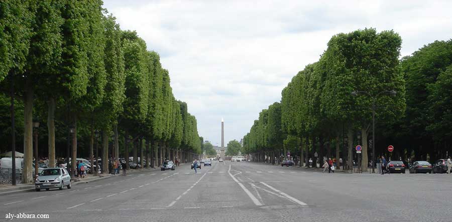 Paris : avenue des Champs-Elysées et la place de la Concorde occupée dans son centre par l'Obélisque de Luxor