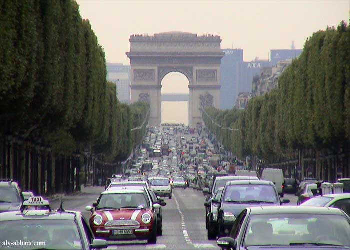 Paris : Avenue des Champs-Elysées et l'Arc de Triomphe