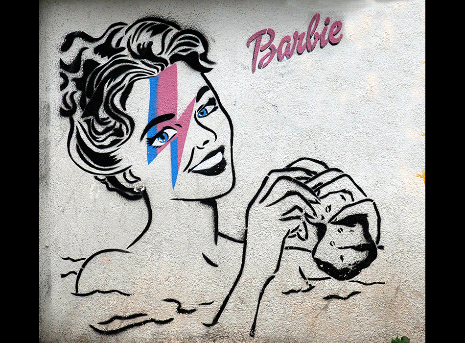 Paris - Art urbain mural - Oeuvre non signée - Barbie au bain