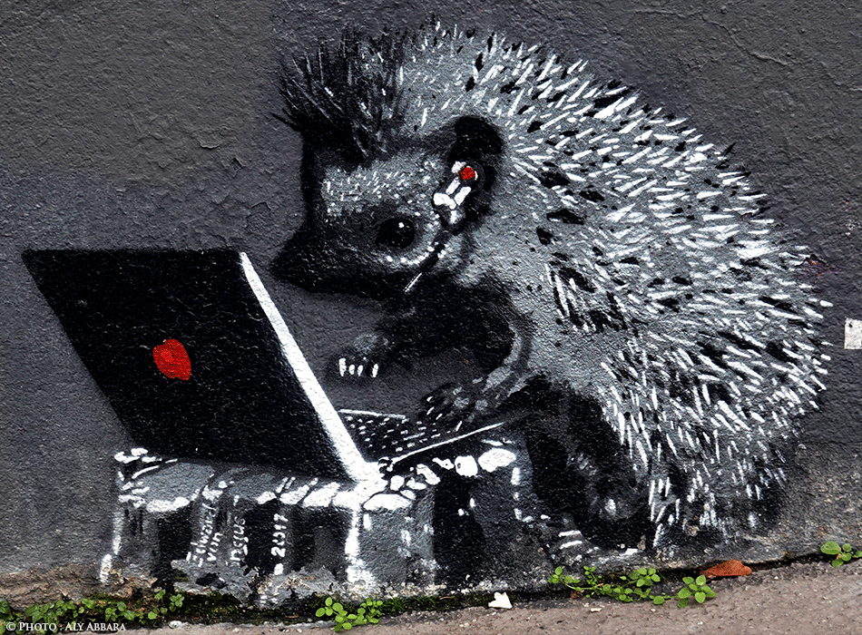 Paris - Art urbain mural - Oeuvre non signée - Hérisson travaillant devant un ordinateur