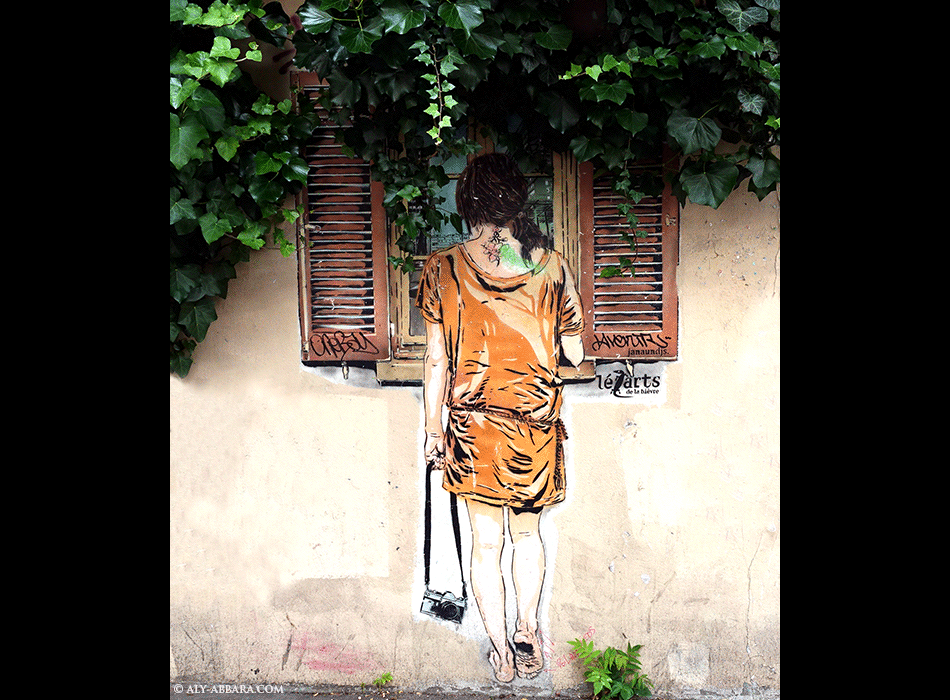 Art mural à Paris - Art Urbain - Janaundji - Lézarts de la Bièvre - Femme photographe marchant pieds nus