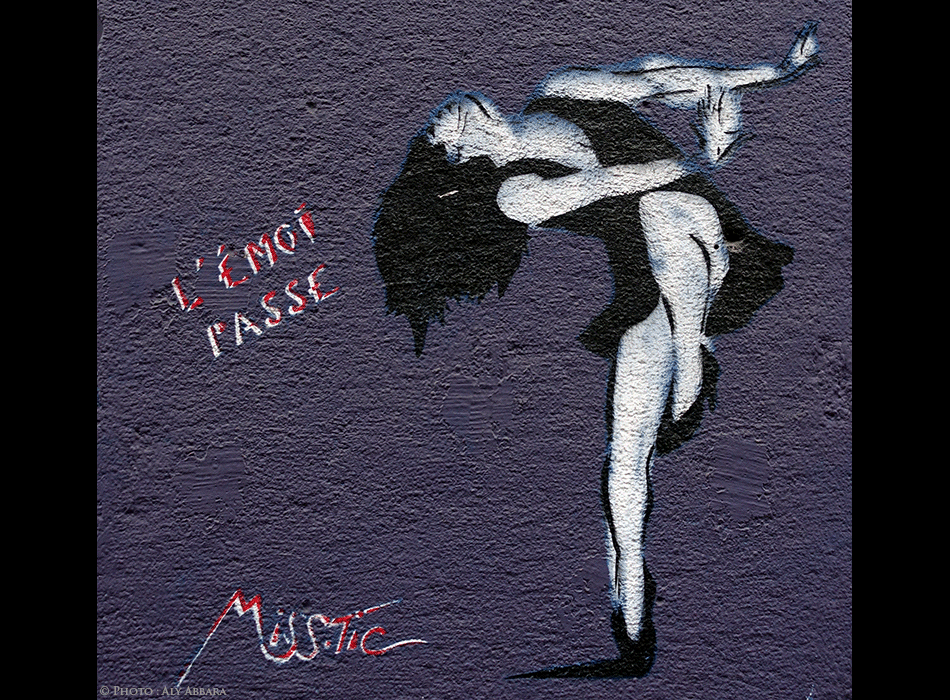 Paris - Art de rue (Street Art - Art urbain mural) - Pochoir mural signé Miss-Tic -  Épigramme (l'émoi passe)