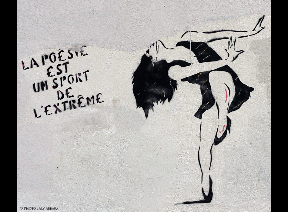 Paris - Art de rue (Street Art - Art urbain mural) - e 
    Pochoir mural signé Miss-Tic -  Épigramme (La poésie est un sport de l'extrême)