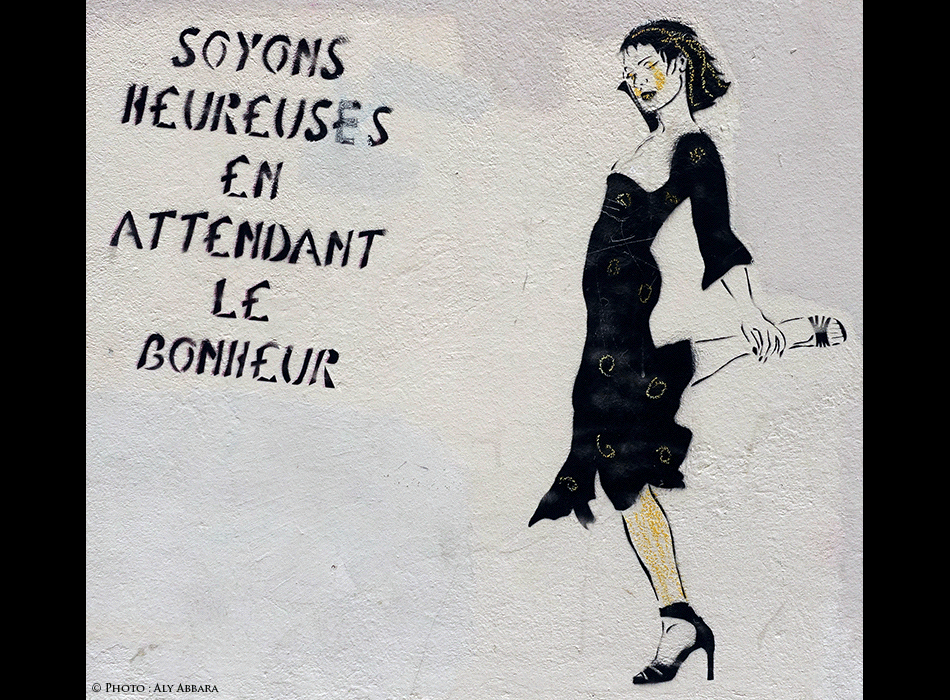 Paris - Art de rue (Street Art - Art urbain mural) - Pochoir mural signé Miss-Tic -  Épigramme (Soyons heureuses en attendant le bonheur)
