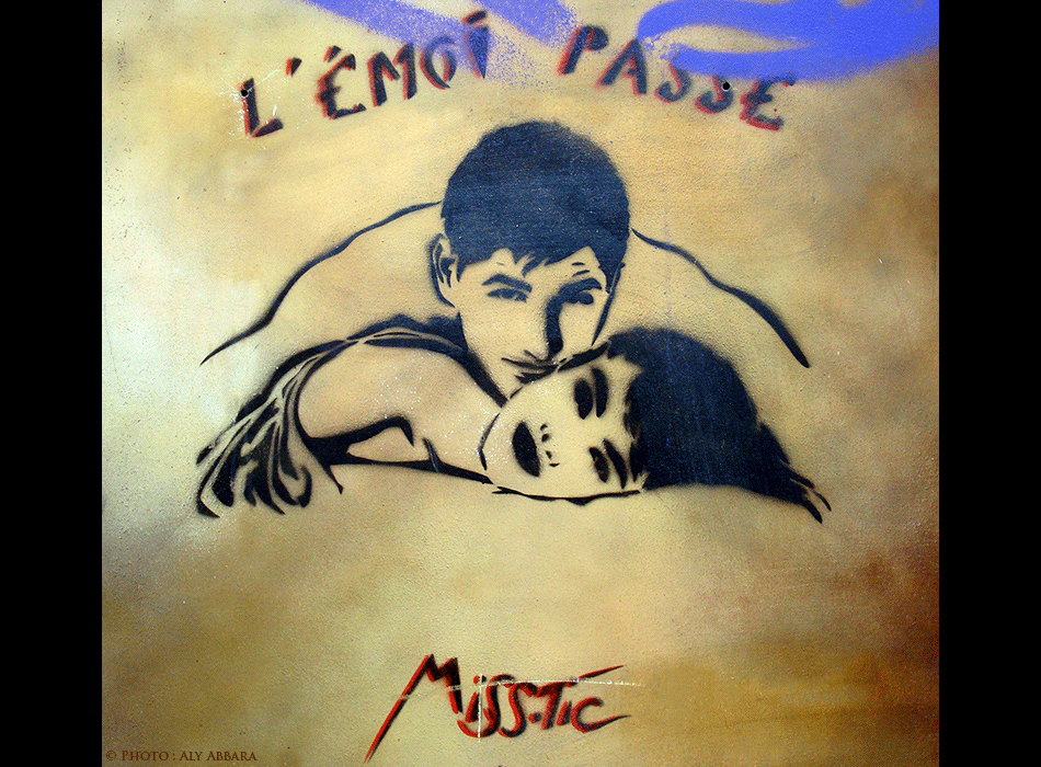 Paris - Art de rue (Street Art - Art urbain mural) - Pochoir mural signé Miss-Tic -  Épigramme (L'émoi passe)