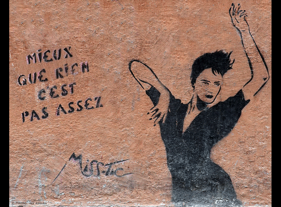 Paris - Art de rue (Street Art - Art urbain mural) - Pochoir mural signé Miss-Tic -  Épigramme (Mieux que rien, c'est pas assez)