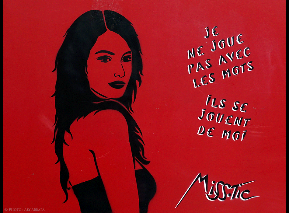 Paris - Art de rue (Street Art - Art urbain mural) - Pochoir mural signé Miss-Tic -  Épigramme (Je ne joue pas avec les mots, ils se jouent de moi)