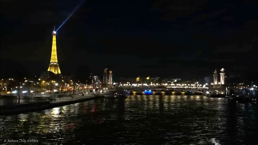 Paris nocturne : vue sur la Seine montrant le Pont Alexandre III et la Tour Eiffel avec son phare - vidéo filmé du Pont de la Concorde