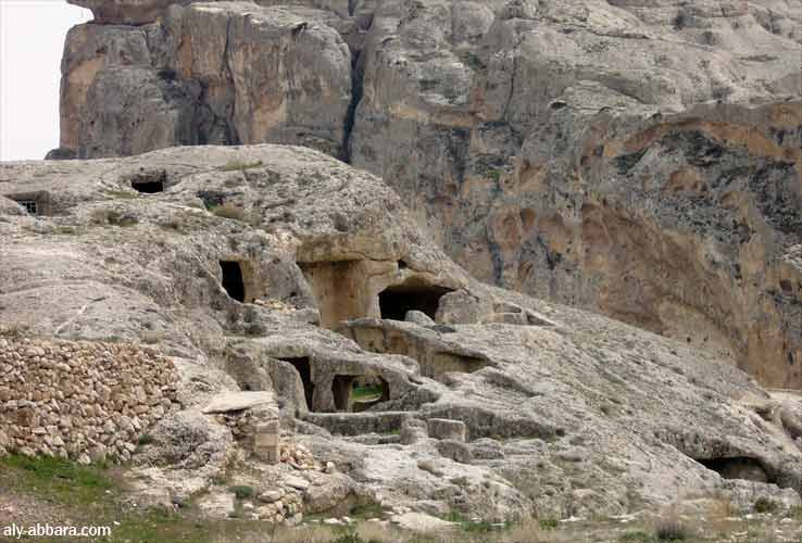 Syrie, Maaloula : des grottes et des abris creusés dans  la roche et utilisés par les premiers habitants du village de l'époque  pré-historique