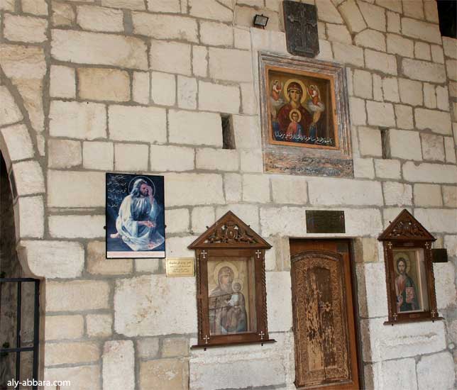 Syrie, Maaloula : vue de l'extérieur du monastère de Mar Taqla (Sainte-Thècle) ; le mur du mausolée de la Sainte