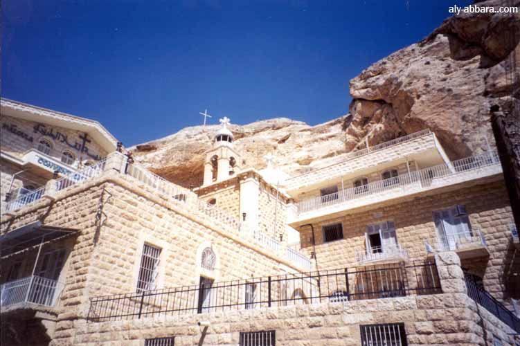 Syrie -Maaloula : le couvent de Mar Taqla, l'ensemble des constructions moderne de l'édifice, elles sont construites au pied de la grotte-mausolée de la Sainte Mar Taqla