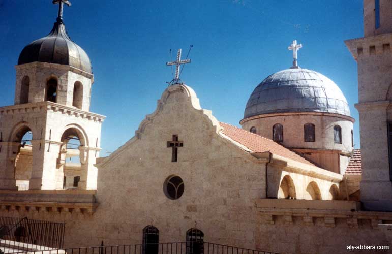Syrie - Maaloula : Le couvent de Mar Taqla ( Sainte Thècle) ; le dôme et les tours de la partie moderne de l'édifice