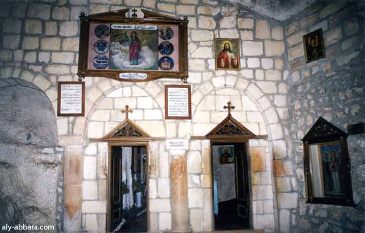 Maaloula ; couvent de Mar Taqla : la façade  et l'entrée à la chapelle sacrée