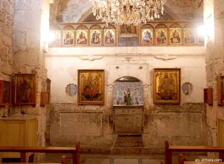 Syrie - Maaloula : le couvent de Mar Sarkis ( Saint-Serge). L'entrée au chœur de l'église avec l'icône qui représente Jésus Christ en Majesté, Roi des rois (à droite de l'observateur), et l'icône de la Vierge Marie à l'Enfant (à gauche), puis au mileiu, la table de maître-autel du chœur. 