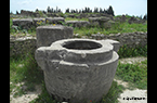 ruines d'un qurtier d'hbitations - cuve géante en pierre