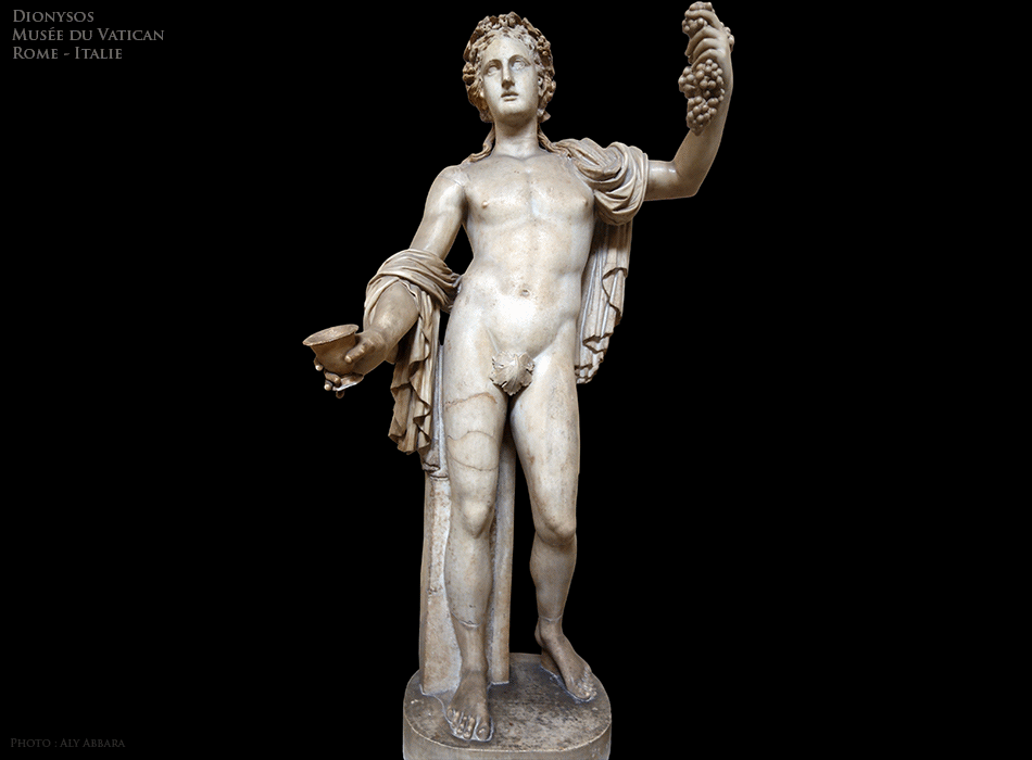 Rome - Italie - Musées du Vatican - Dionysos jeune imberbe tenant une grappe de raisin par la main gauche et un calice du vin à la main droite