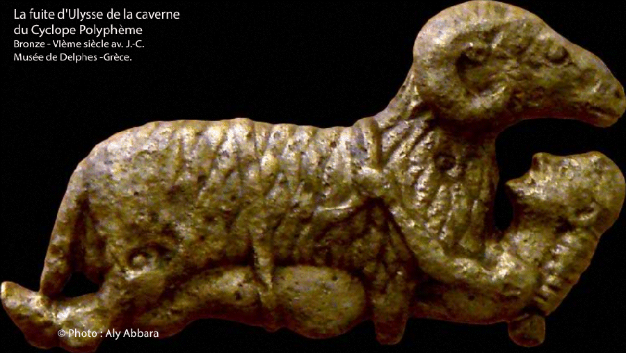 Ulysse ou l'un de ses compagnons, attaché sous le ventre d'un bélier, au moment où de sa fuite de la caverne du Cyclope Polyphème. Musée de Delphes - La Grèce 