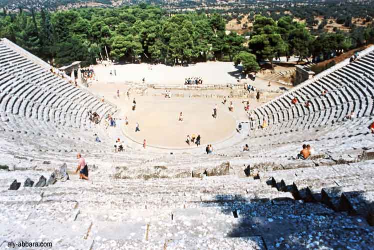 La Grèce ; le Théâtre grec, construit au 4e siècle av. J.-C. Il peut accueillir 14 000  spectateurs