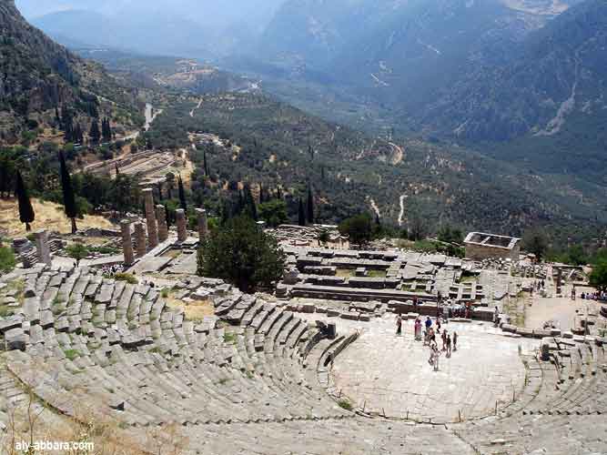 Delphes : vue panaoramique du théâtre antique et des ruines du temple d'Apollon