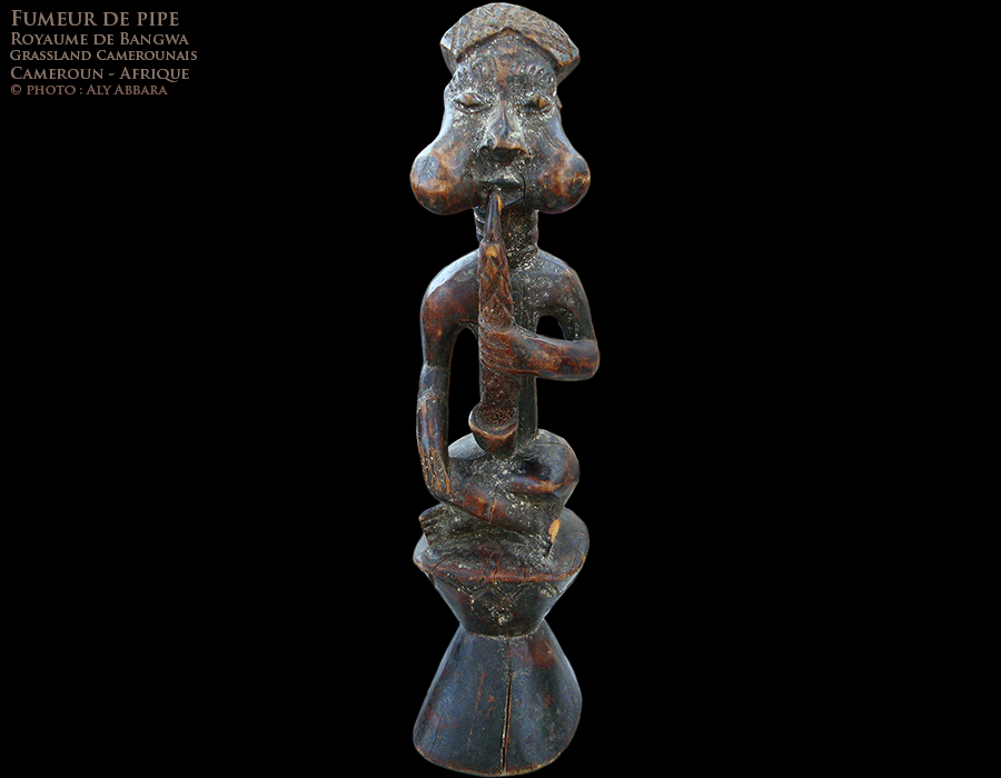 Art africain - Statue de fumeur de pipe Bangwa assis en tailleur - Cameroun - exemple 01