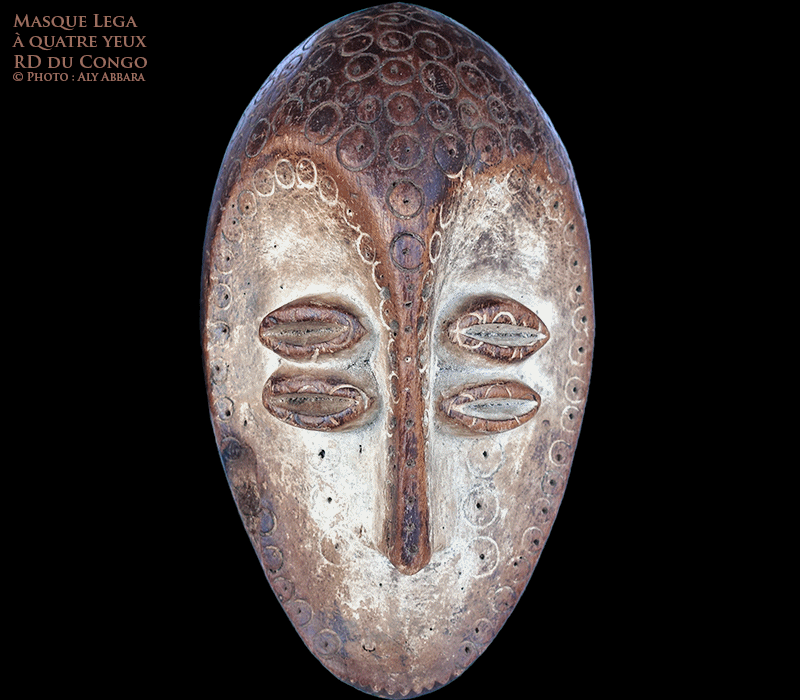 Masque tricéphale produit par le peuple Lega - République démocratique du Congo