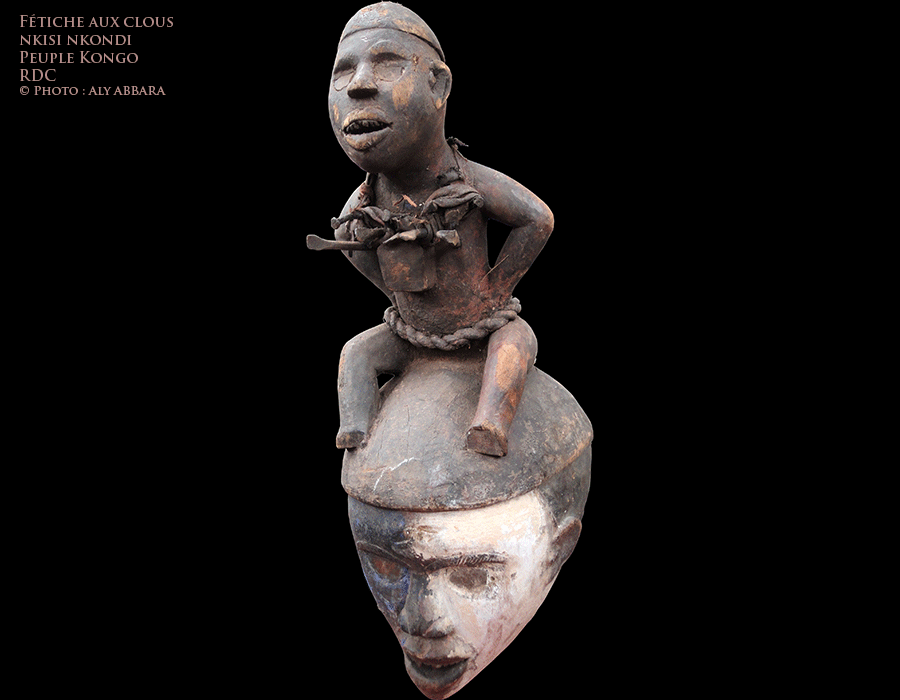 Art africain - Statue nkisi nkondi ou fétiche à clous complexe portée sur une tête polychrome produite par les peuples Kongo