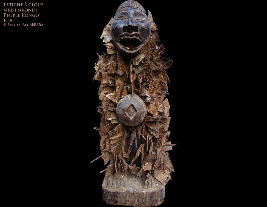 Art africain - Statue nkisi nkondi ou fétiche à clous et à boîte reliquaire ventrale produite par les peuples Kongo