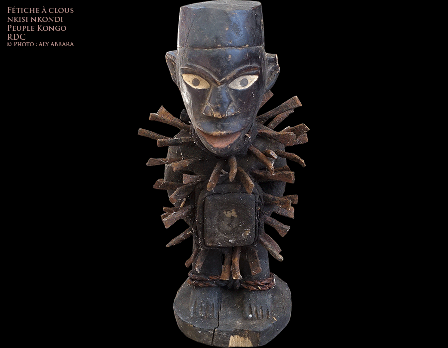 Art africain - Statue nkisi nkondi ou fétiche à clous et à boîte reliquaire ventrale produite par les peuples Kongo