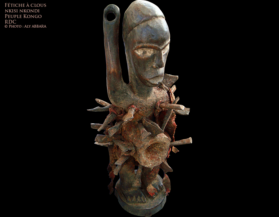Art africain - Statue nkisi nkondi ou fétiche à clous et à boîte reliquaire ventrale produite par les peuples Kongo