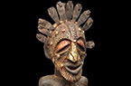 Statue représentant une figure fétiche d'une couronne de plaques métallique produite par le peuple Songye- RD du Congo