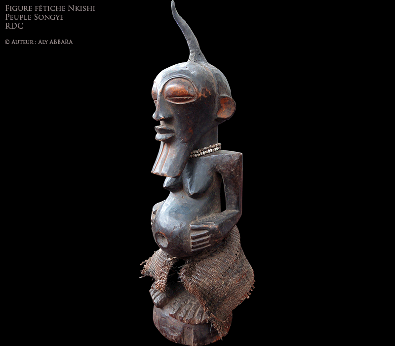 Art africain - Statue de figure fétiche aux atributs féminins et masculins produite par le peuple Songye - RDC