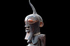 Statue de figure fétiche aux attributs féminins et masculins - Figure androgyne produite par le peuple Songye - RD du Congo