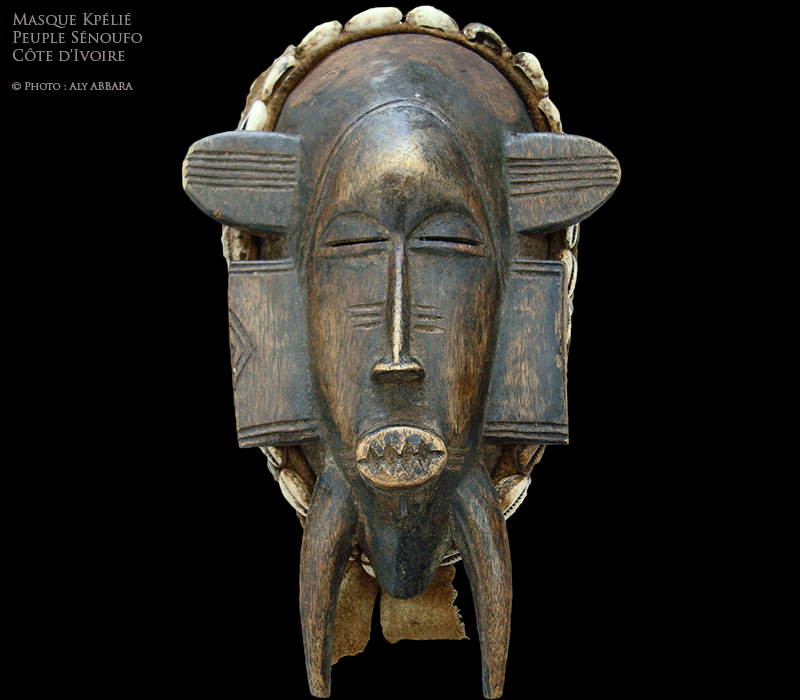 Art africain - Masque Sénoufo kpélié - Bois, cauris et étoffe - Sénoufos - Côte d'Ivoire