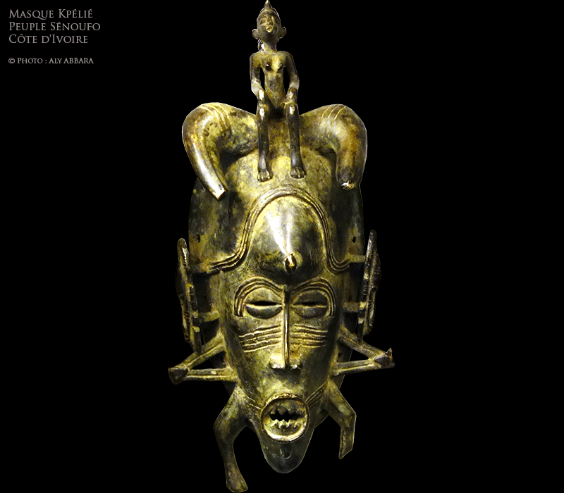 Art africain - Masque Sénoufo kpélié surmonté de deux corne et d'une figure humaine - Sénoufos - Côte d'Ivoire