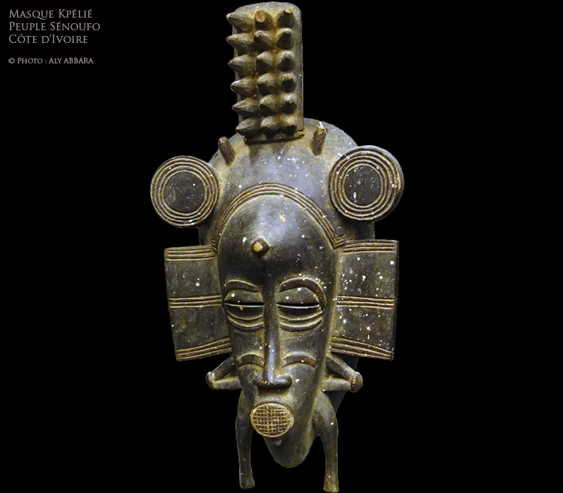 Art africain - Masque Sénoufo kpélié bicorne bicorne surmonté de formes géométriques et d'un objet - Sénoufos - Côte d'Ivoire