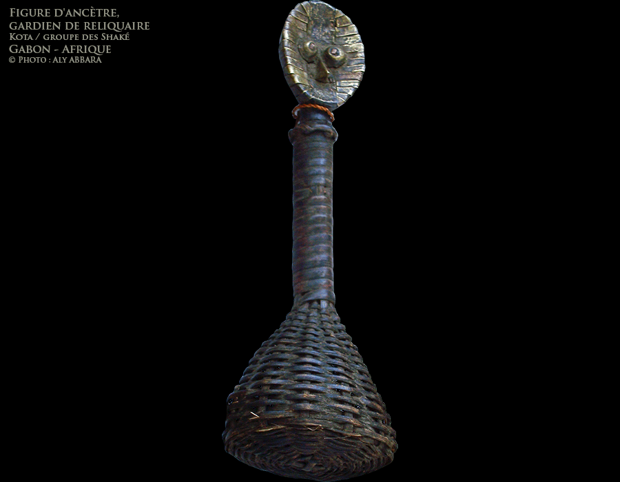 Reliquaire Shaké en forme de panier surmonté d'une statue faisant la fonction de Gardien - Peuple Kota - Gabon