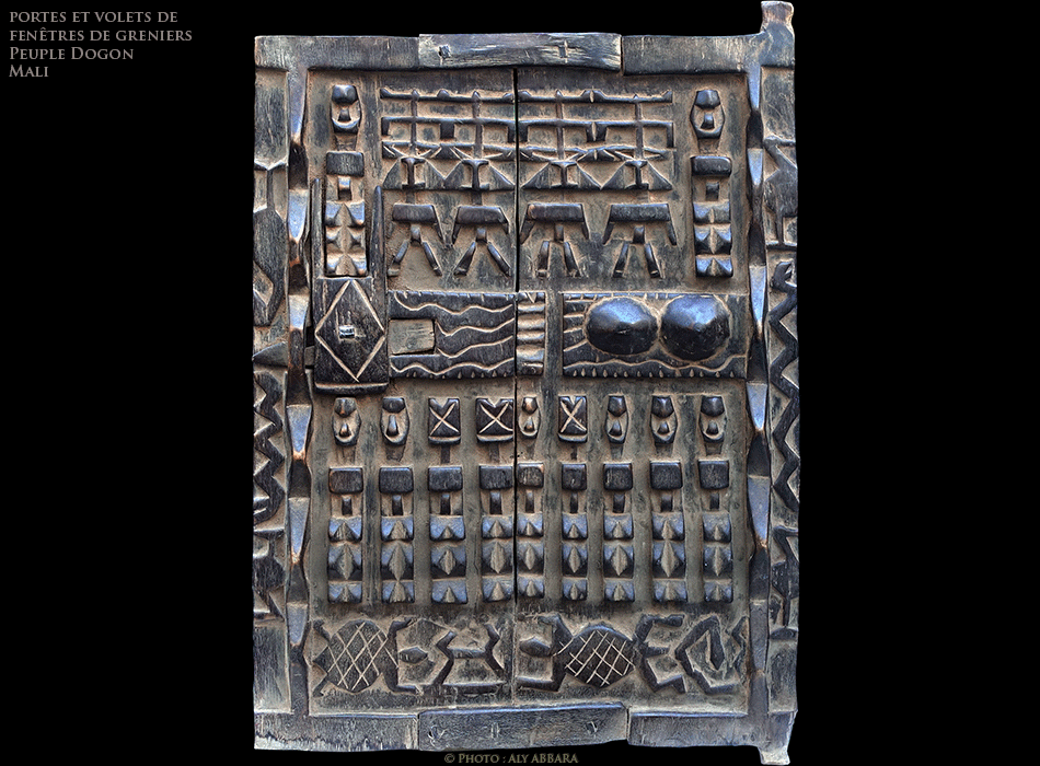 Porte de grenier - bas-reliefs représenatnt les Nommo, ancêtres mythiques des Dogon et des animaux protecteurs (oiseaux, serpents et lézards) - Mali