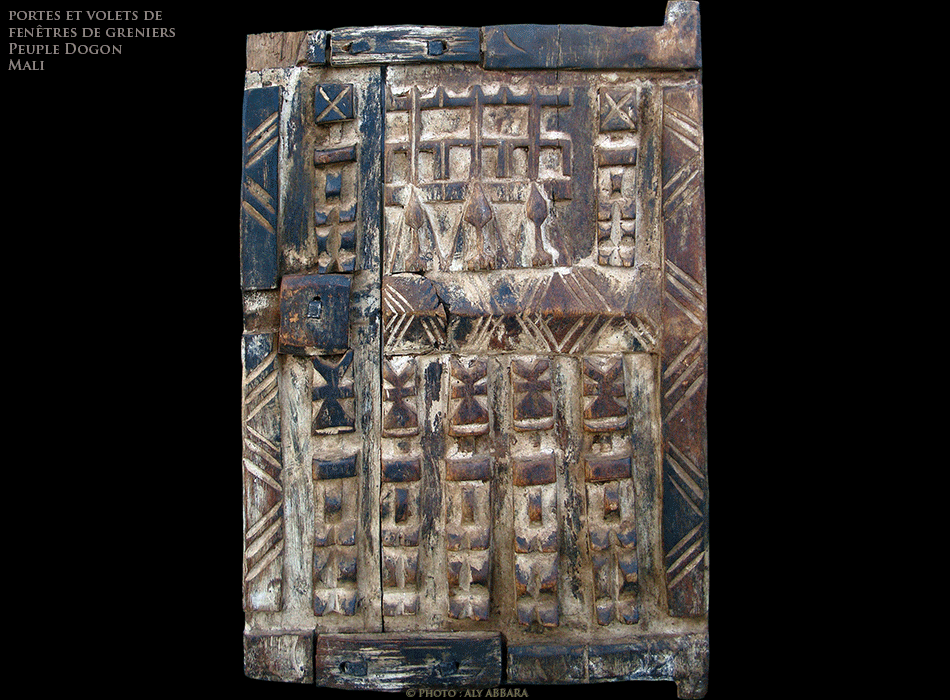 Porte de grenier - bas-reliefs représenatnt les Nommo, ancêtres mythiques des Dogon et des animaux protecteurs (oiseaux, serpents et lézards) - Mali