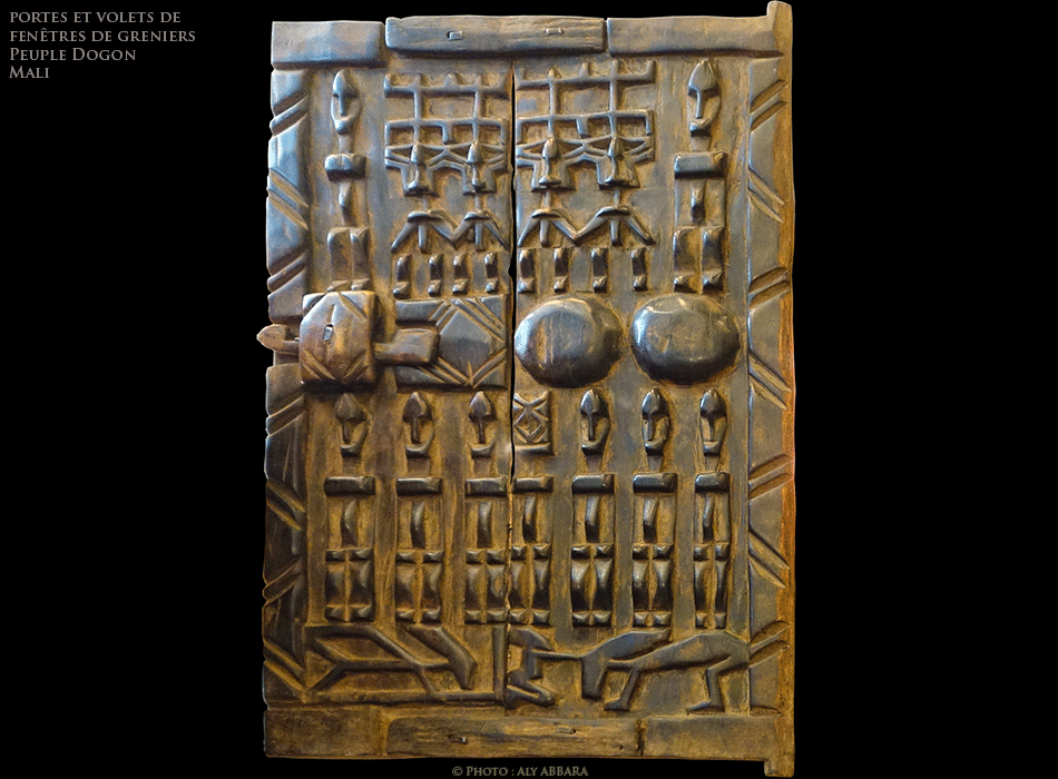 Porte de grenier - bas-reliefs représentant les Nommo, ancêtres mythiques des Dogon puis une femme agenouillée devant un an - Mali