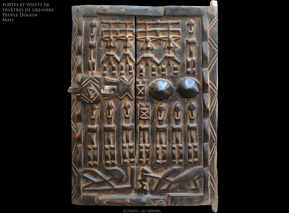 Porte de grenier - bas-reliefs représentant les Nommo, ancêtres mythiques des Dogon puis une femme agenouillée devant un animal - Mali