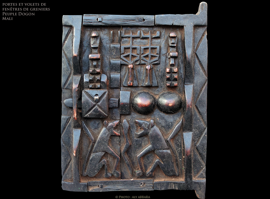Porte de grenier - bas-reliefs représentant les Nommo, ancêtres mythiques des Dogon - Serpent et deux animaux féroces protecteurs - Mali