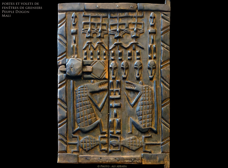 Porte de grenier - bas-reliefs représentant les Nommo, ancêtres mythiques des Dogon - deux  féroces crocodiles et deux lézards protecteurs- Mali