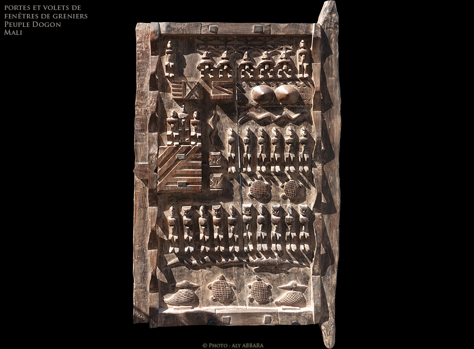 Porte de grenier - bas-reliefs représentant les Nommo, ancêtres mythiques des Dogon - serpent, tortues et oiseaux protecteurs- Mali